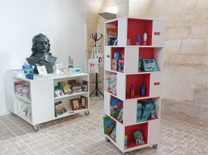 Entre charme historique et présentation contemporaine, la boutique invite à flâner, à feuilleter et à repartir avec un morceau de Brouage dans les mains.