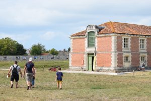 Entrée Sud espace histo-ludique de la Halle aux vivres située à Brouage
