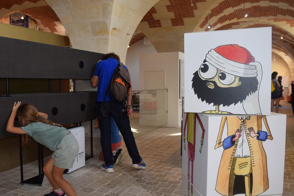 Un espace histo-ludique, un ton légèrement décalé pour surprendre et offrir une véritable expérience active. Tous les contenus sont adaptés à un public familial avec une attention particulière portée aux plus jeunes !