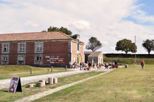 La Halle aux vivre est principalement construite en briques rouges, Les angles et encadrements des ouvertures sont renforcés par de la pierre claire, suggérant une volonté de solidité structurelle et de mise en valeur des contours.